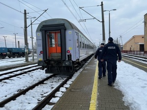 &quot;Aktywna tarcza&quot; działania policjantów, patrolujących rejon trakcji kolejowej w Sandomierzu